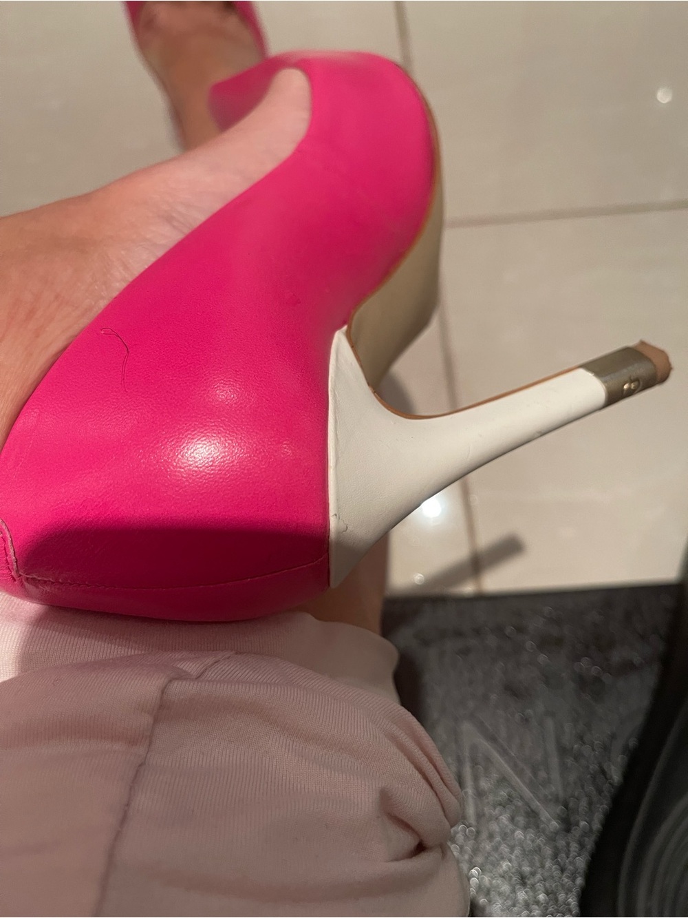 Guess Hot Pink Pointed Toe Stiletto Pump in Very Good used Condition - Picture 2 of 7
